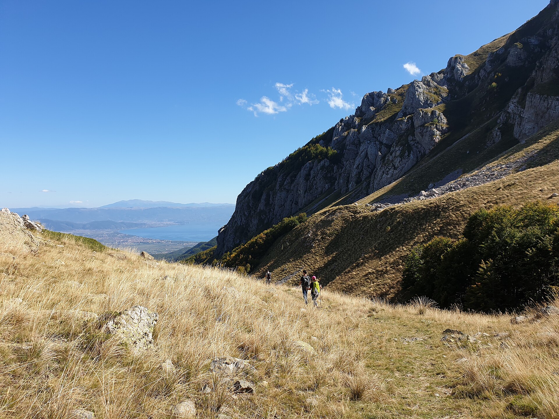 Liridon · CC BY-SA 4.0 · https://creativecommons.org/licenses/by-sa/4.0 · https://commons.wikimedia.org/wiki/File:Hikers,_Jablanica_Mountain_in_Autumn,_2019_(2).jpg Walkers on a mountain trail in Jablanica in autumn