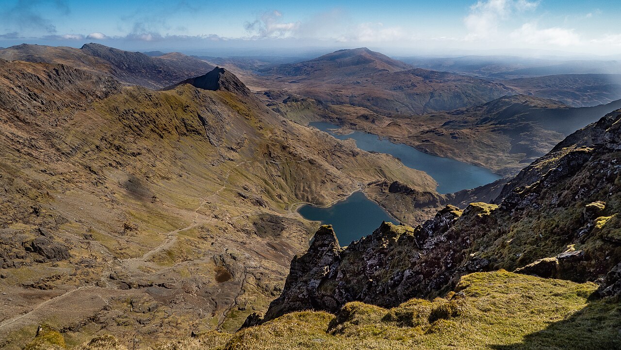 SteveCymro · CC BY-SA 4.0 · https://creativecommons.org/licenses/by-sa/4.0 · https://commons.wikimedia.org/wiki/File:Crib_Goch_o%27r_Wyddfa.jpg · Displayed cropped to fit · Displayed cropped to fit Reading ridges, valleys and route options in Eryri.