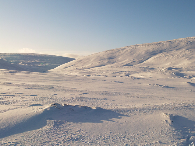 Chris Eilbeck · CC BY-SA 2.0 · https://creativecommons.org/licenses/by-sa/2.0 · https://commons.wikimedia.org/wiki/File:Cairngorm_snow_scene_-_geograph.org.uk_-_653012.jpg · Displayed cropped to fit · Displayed cropped to fit Snow distribution and terrain in the Cairngorms.