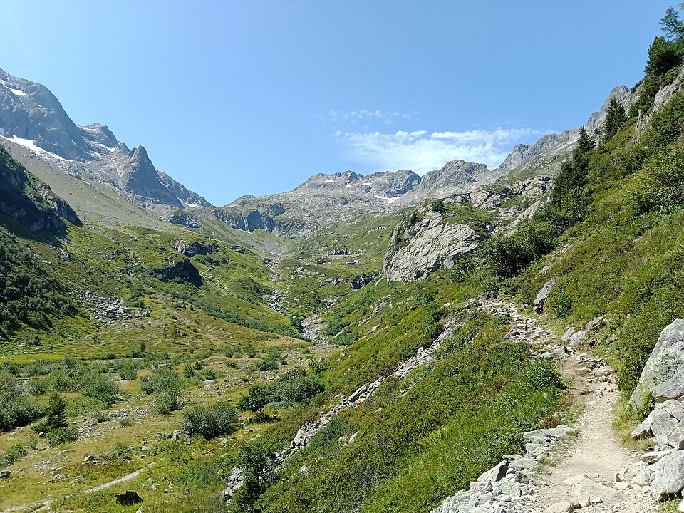 Rémih · CC BY-SA 4.0 · https://creativecommons.org/licenses/by-sa/4.0 · https://commons.wikimedia.org/wiki/File:Refuge_de_la_Pierre_%C3%A0_B%C3%A9rard_@_Vallon_de_B%C3%A9rard.jpg · Displayed with a crop to fit Pierre à Bérard refuge and the Bérard valley