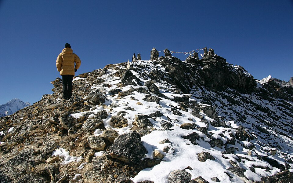 Gerd Eichmann · CC BY-SA 4.0 · https://creativecommons.org/licenses/by-sa/4.0 · https://commons.wikimedia.org/wiki/File:Chhukung_Ri-198-2007-gje.jpg · Displayed cropped to fit Walkers on Chhukung Ri, above Chhukung