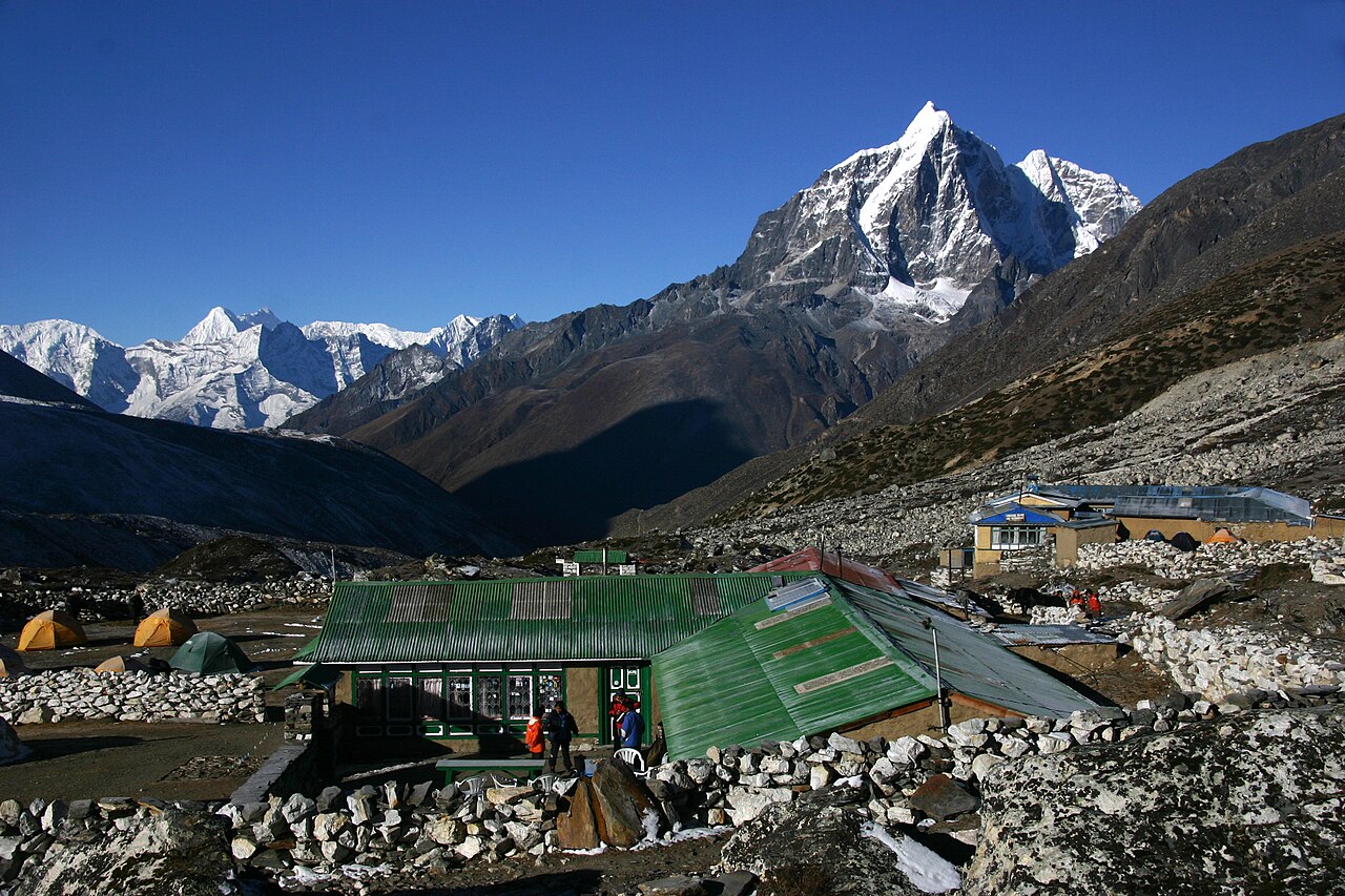 Gerd Eichmann · CC BY-SA 4.0 · https://creativecommons.org/licenses/by-sa/4.0 · https://commons.wikimedia.org/wiki/File:Chhukung-134-Lodge3-2007-gje.jpg · Displayed cropped to fit A lodge at Chhukung, the preparation base for Island Peak