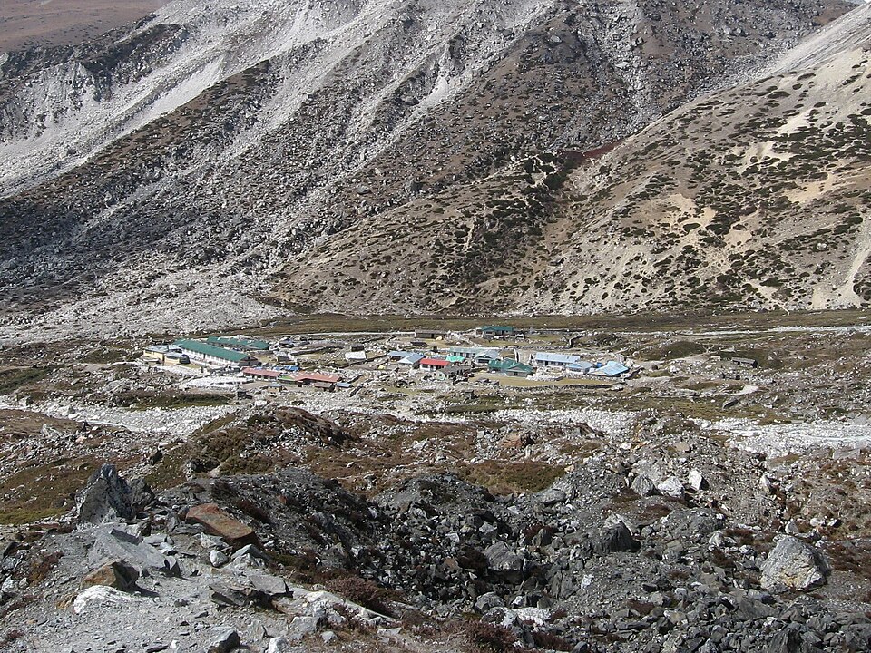DARIO SEVERI · CC BY-SA 4.0 · https://creativecommons.org/licenses/by-sa/4.0 · https://commons.wikimedia.org/wiki/File:ChukhungIslandPeak.jpg · Displayed with a crop to fit Chhukung village on the Island Peak approach