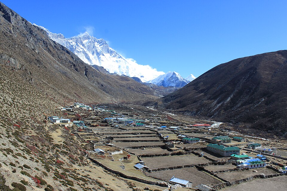 Superikonoskop · CC BY-SA 3.0 · https://creativecommons.org/licenses/by-sa/3.0 · https://commons.wikimedia.org/wiki/File:Dingboche_Lhotse.jpg · Displayed cropped to fit Dingboche and the upper Imja valley towards Lhotse