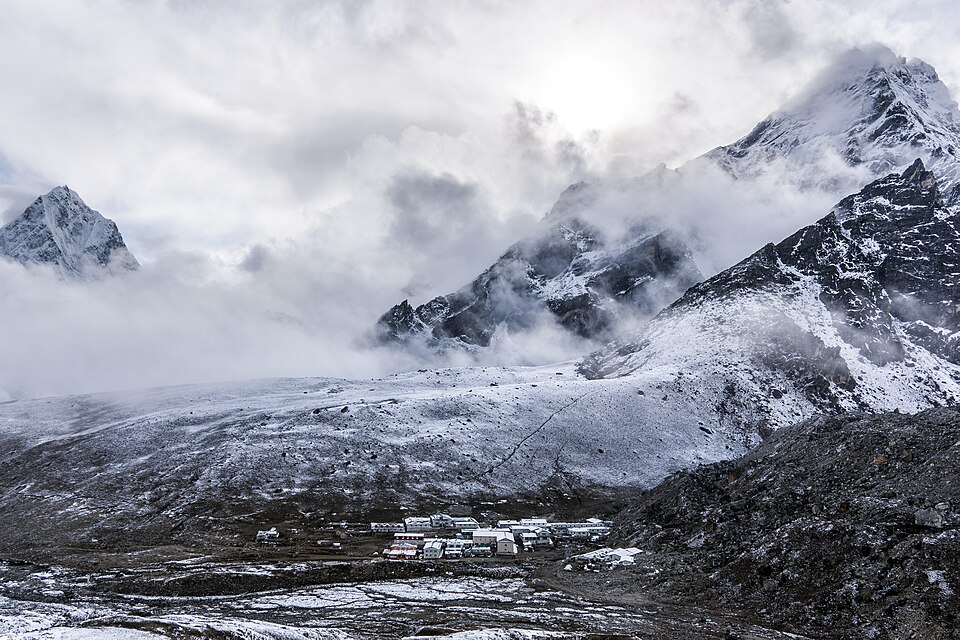 Matheus Hobold Sovernigo · CC BY-SA 4.0 · https://creativecommons.org/licenses/by-sa/4.0 · https://commons.wikimedia.org/wiki/File:Snowy_Lobuche_village_and_mountain.jpg · Displayed with a crop to fit Lobuche village
