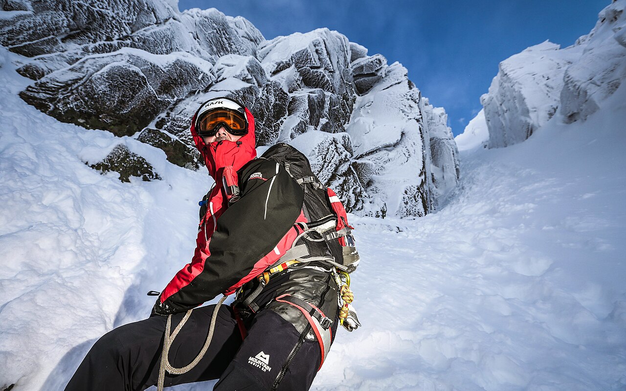 Rope-protected mountain rescue training in winter terrain