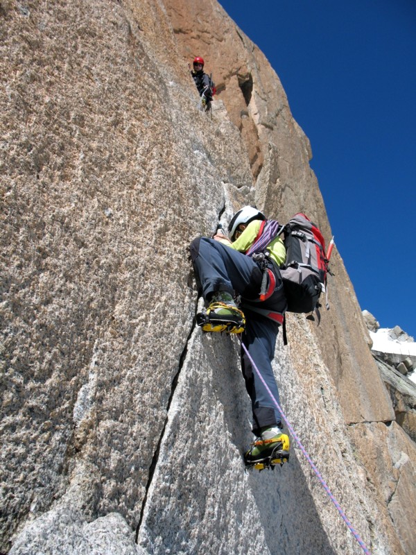 Marti74 · CC BY-SA 2.0 fr · https://creativecommons.org/licenses/by-sa/2.0/fr/deed.en · https://commons.wikimedia.org/wiki/File:Aiguille_du_Midi_-_Mountaineers_on_the_Cosmiques_Ridge.jpg · Displayed cropped to fit · Displayed cropped to fit Climbing and rope organisation on alpine rock.