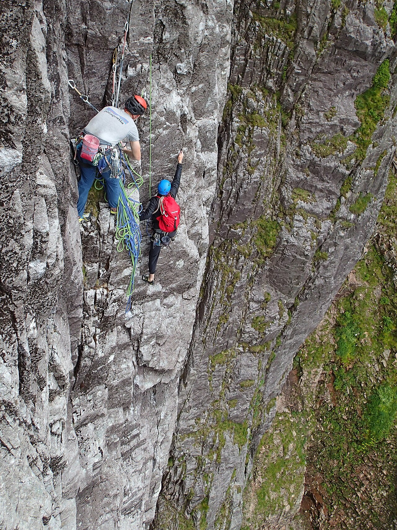 Masa Sakano · CC BY-SA 2.0 · https://creativecommons.org/licenses/by-sa/2.0 · https://commons.wikimedia.org/wiki/File:Multi-pitch_climbing_Buachaille_Etive_Mor_Scotland.jpg · Displayed cropped to fit · Displayed cropped to fit Two climbers on a multi-pitch route on Buachaille Etive Mor in Scotland