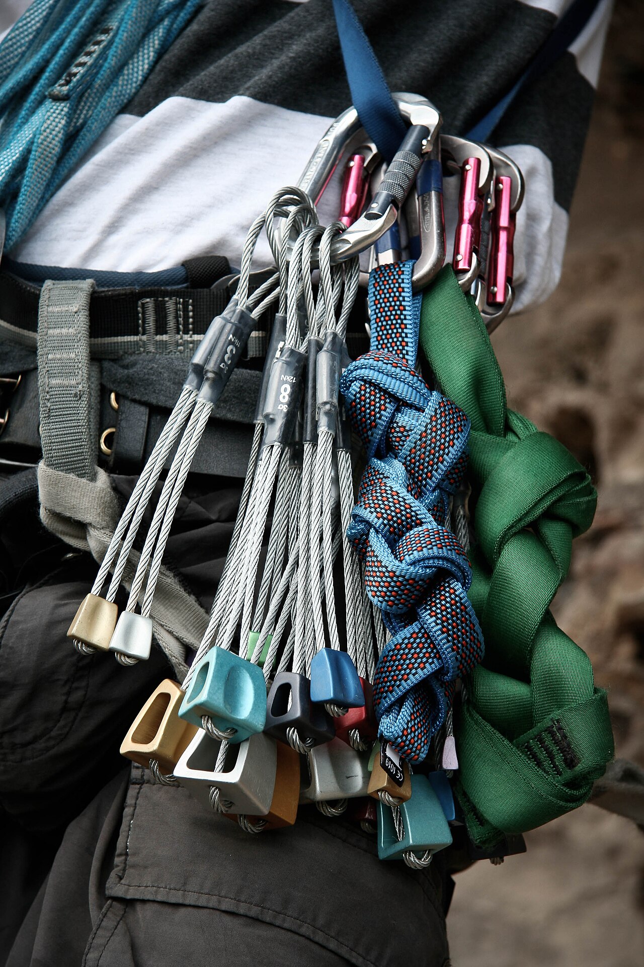 Damien Ayers from Brisbane, Australia · CC BY-SA 2.0 · https://creativecommons.org/licenses/by-sa/2.0 · https://commons.wikimedia.org/wiki/File:Climbing_nuts_on_belt.jpg · Displayed cropped to fit A rack of nuts and other removable climbing protection